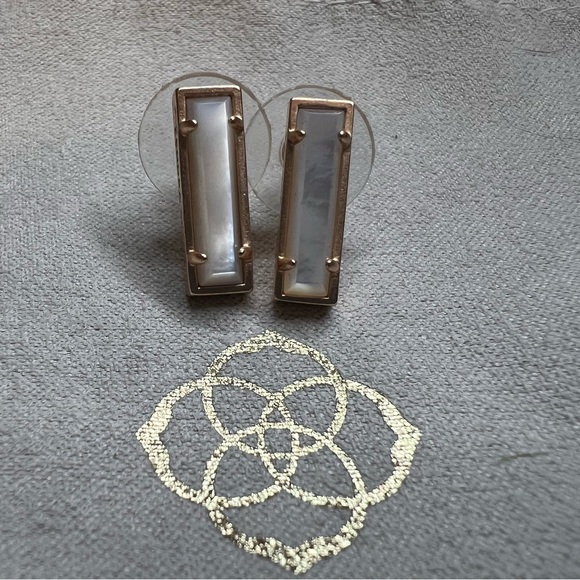 Kendra Scott Lady Earrings - Ivory Pearl/Rose Gold - Picture 5 of 6